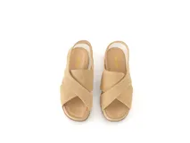 Sandalias de gamuza color avena, con diseño de tiras cruzadas en el empeine, talón destalonado con elástico interno para mayor sujeción y suela plana con leve plataforma.