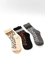 Pack de tres pares de medias tipo crew con diseño de animal print y rayas en el puño, en colores beige, negro y gris.