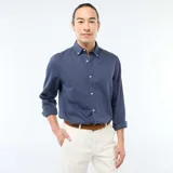 Camisa de manga larga en tejido Oxford, color azul, con cuello abotonado y cierre frontal con botones.