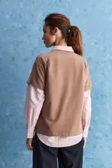 Remera de manga corta color negro, con cuello redondo y calce relajado, confeccionada en tejido suave con elastano.