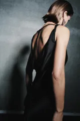 Pendientes colgantes plateados con forma de rombo, confeccionados con malla metálica de lentejuelas o discos pequeños. Presentan un patrón central con discos negros que forman un diseño abstracto.