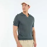 Remera polo de punto calado, color verde militar, de manga corta, con cuello tipo polo y abertura frontal en V.