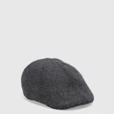 Boina estilo irlandés confeccionada en tejido de tweed con patrón de espiga en tonos grises. Presenta un diseño clásico con visera integrada y elástico posterior para un ajuste cómodo.