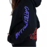 Canguro negro con capucha forrada en rojo, cierre frontal y logo de Caterpillar estampado en la manga izquierda.