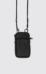 Mini bag o portacelular de formato vertical, confeccionada en cordura waterproof de alta resistencia. Cuenta con dos compartimentos con cierres reforzados y cordón de alta densidad ajustable mediante mosquetones metálicos para usar cruzado.