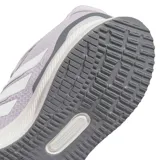 Championes Adidas Runfalcon 5, color lila claro con detalles en blanco y gris. Presentan una malla transpirable en el upper, las tres franjas características en blanco y una entresuela con tecnología Cloudfoam.