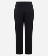 Pantalón de vestir negro confeccionado en malla punto roma, de corte largo y ligeramente afunilado. Presenta cintura alta con un adorno metálico decorativo en el frente y costuras verticales que estilizan la silueta.