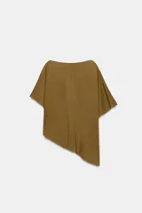 Top tipo capa blanco de punto fluido, con mezcla de viscosa, cuello bote, mangas cortas y bajo asimétrico.
