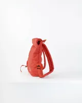 Mochila acolchada color beige con cierre superior enrollable y hebilla.