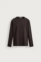 Camiseta slim fit de manga larga y cuello redondo, confeccionada en tejido de algodón elastizado de color marrón oscuro.