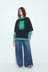 Remerón de manga corta con calce amplio y estética urbana, confeccionado con proceso de lavado que le otorga un efecto desgastado. Presenta una estampa gráfica frontal de un oso de goma en color verde.