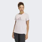 Remera de entrenamiento Adidas con tecnología AEROREADY de absorción de humedad. Presenta cuello redondo, mangas cortas y el logo de la marca estampado en el frente. Cuenta con diseño FreeLift para mayor libertad de movimiento y espalda en malla para mayor ventilación.