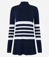 Blusa alargada de punto color azul marino con rayas horizontales blancas, cuello alto y mangas largas con botones en los puños.