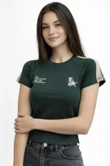 Remera de algodón color azul marino, con cuello redondo, mangas cortas y estampado gráfico en el pecho. Presenta detalles de líneas blancas en los hombros.