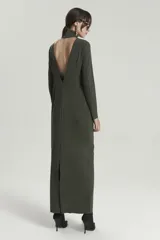 Vestido largo de microfibra con elastano, de corte ajustado al cuerpo y manga larga. Presenta cuello alto con frunce frontal, una abertura tipo gota en el centro del pecho y espalda descubierta con escote bajo. Incluye costuras centrales visibles en el frente y la espalda con terminaciones al corte.
