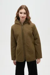 Campera acolchada de diseño capitoné, color verde oliva, con cierre frontal, capucha integrada y mangas largas.