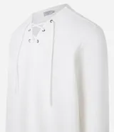 Bata masculina de manga larga en color blanco, confeccionada en tejido texturizado de algodón y poliéster. Presenta cuello en V con detalle de cordones cruzados y lazo ajustable.