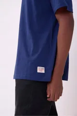 Remera color beige de corte recto y mangas cortas.