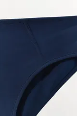 Braguita de tiro alto color azul marino, confeccionada en mezcla de algodón y modal, con cintura ancha y costuras marcadas en el delantero.