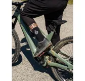 Pack de tres pares de medias tipo caña media, color negro con logo de la marca bordado en blanco en la parte superior y puntera en contraste. Cuentan con soporte en el arco del pie y talón reforzado.