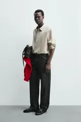Camisa de corte regular confeccionada en tejido con mezcla de modal, con diseño de rayas verticales, cuello solapa, manga larga con puños abotonados y cierre frontal de botones.