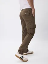 Pantalon cargo de gabardina color negro, con corte regular fit, tiro medio, cierre de boton y cremallera, y bolsillos laterales tipo cargo.