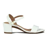 Sandalia de mujer color blanco, con taco ancho y bajo, tira ancha en la parte delantera del pie y tira fina ajustable con hebilla en el tobillo.