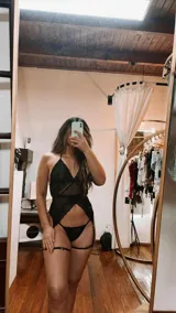 Set de lencería tipo basque confeccionado en encaje y microtul negro. Incluye un top con portaligas incorporado y una tanga colaless regulable.