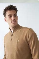 Sweater verde con medio cierre, tejido en buttoné, de manga larga y calce regular.