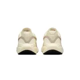 Championes de running Nike Revolution 8, color negro con suela blanca y logo lateral en blanco. Diseño de malla transpirable con refuerzos sintéticos y amortiguación ligera.