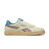 Championes Reebok de estilo retro, confeccionados en gamuza color beige con detalles en violeta y azul. Presentan suela de goma en tono tostado y cierre mediante cordones.
