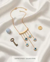Collar de acero con baño de oro, compuesto por una cadena fina y un dije central en forma de arco del que cuelgan cinco dijes pequeños con diseño de ojo turco.