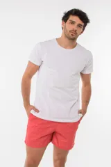 Short de baño azul con estampado de flamencos.