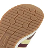 Championes Adidas modelo Run 70s 2.0, color bordó y marrón con las clásicas tres tiras en tono amarillo claro y suela de goma.