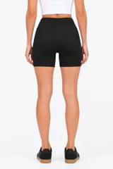 Short ciclista negro de tiro alto con cintura elastizada ancha.