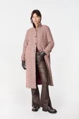 Tapado largo de corte recto con solapas clásicas y cierre frontal de botones. Presenta un estampado de cuadros tipo pata de gallo en tonos beige, bordó y azul. Cuenta con mangas largas y bolsillos laterales.