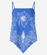 Blusa azul con estampa floral tropical blanca, escote recto y breteles finos ajustables.