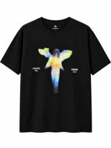 Remera negra de manga corta, cuello redondo y corte holgado, con estampa frontal abstracta y colorida acompañada de texto en tipografía gótica.