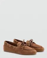 Mocasines estilo náutico de piel vacuna color marrón, con cordones del mismo tono en los laterales y suela de caucho termoplástico.
