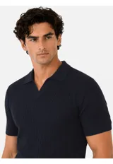 Remera tejida con cuello polo y escote en V, manga corta y diseño texturizado en canalé.