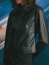 Chaqueta de cuero sintético color negro, con cuello clásico, cierre frontal con cremallera y diseño de corte recto.