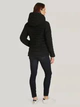 Campera acolchada de corte entallado, con capucha ajustable mediante cordones, cierre frontal de cremallera y bolsillos laterales con cierre. Presenta un diseño de líneas horizontales y detalles metálicos distintivos de la marca.