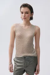 Top de red color beige, sin mangas y con escote en V.