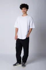 Remera de corte oversize, color blanco, con cuello redondo y mangas cortas amplias, confeccionada en algodón.