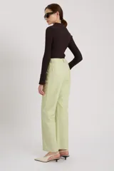 Pantalón de cuero rojo de tiro medio y corte recto.