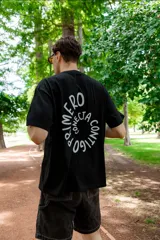 Remera negra de algodón con estampa en el pecho de dos manos formando un corazón.