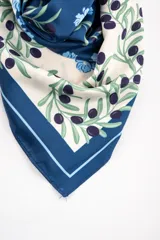 Bandana cuadrada de poliéster con estampado de ramas y hojas de olivo sobre fondo azul y blanco, con bordes en tono azul marino.