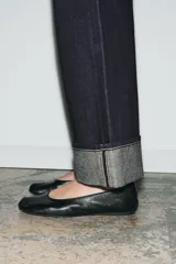 Jeans de tiro medio con corte baggy y pierna relajada. Presenta diseño de cinco bolsillos, cierre frontal con cremallera y botón, y bajo con vuelta marcada.