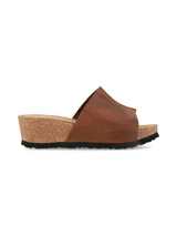 Sandalia de plataforma color chocolate, con tira ancha de cuero rústico, horma ergonómica y suela de corcho flexible con base de goma.