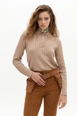Sweater de punto color beige con diseño de ochos, cuello polo y cierre frontal parcial con botones.